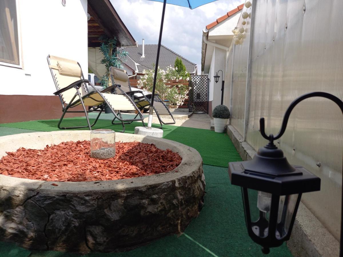 Idill Apartmanhaz B&B ทิสซาฟือแรด ภายนอก รูปภาพ
