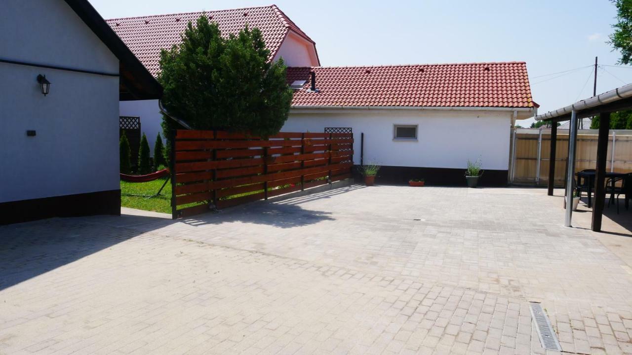 Idill Apartmanhaz B&B ทิสซาฟือแรด ภายนอก รูปภาพ