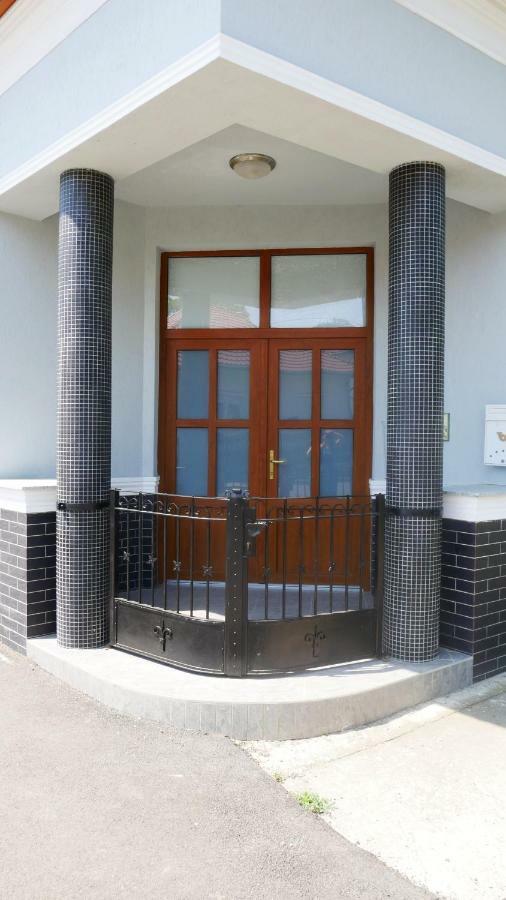 Idill Apartmanhaz B&B ทิสซาฟือแรด ภายนอก รูปภาพ